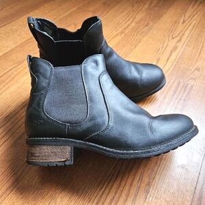 UGG Bonham Chelsea Boots in Black size 7